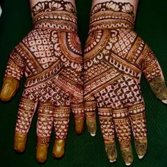 This design is all about intricate line work and geometric patterns. It covers the palm with a beautiful, symmetrical pattern that has a classic and timeless appeal.