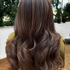 Getting her vacay hair ready. These effortless waves and sun-kissed highlights are perfect for a beach holiday.