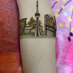 A custom Toronto skyline design featuring the iconic CN Tower. This is a great way to represent a city that is special to your love story.