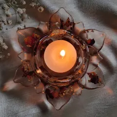 This lotus-shaped tea light holder is one of my special festive creations. I've embedded real rose petals into the resin, and it casts a warm, beautiful glow when a candle is lit inside.