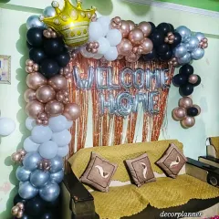 A closer look at the balloon arch, featuring a crown foil balloon. This setup is perfect for welcoming home your king or queen.