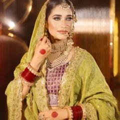 A beautiful portrait from the Walima series. The makeup is focused on sharp, defined eyes and a perfectly sculpted base, which stands out against the rich colors of the attire.