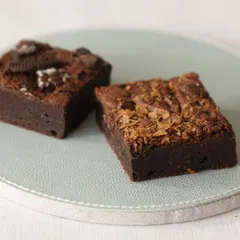 Another look at my perfect brownie bliss. On the left, the Creamy Oreo Brownie, and on the right, a brownie with a crunchy topping.