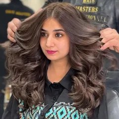 This stunning mocha brown color was created using a no bleach technique, proving you don't need harsh chemicals for a gorgeous result. The hair is full of volume and has a healthy, glossy shine.