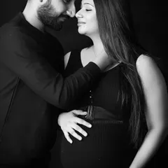 An intimate black and white portrait of an expecting couple. This classic, emotion-driven style focuses on the connection and anticipation of parenthood.