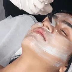 The precise application of a L'AAMIS organic face mask ensures every part of your skin receives its nutrient-rich benefits. This step is crucial for calming, hydrating, and brightening the complexion.