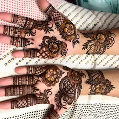 A gorgeous symmetrical design featuring shaded florals and paisley elements, a classic combination.