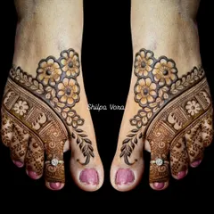An elegant floral design for the feet, with a beautiful border of flowers and leaves.