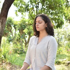 Finding a moment of stillness and gratitude in nature. This simple seated meditation with hands in Gyan Mudra helps quiet the mind and cultivate inner peace.