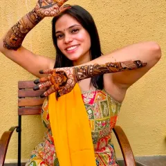 The perfect pose to showcase a full bridal mehandi design.