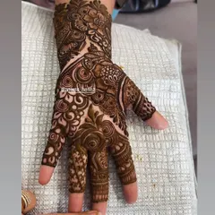 An aesthetic mehndi design with a mix of Arabic and Indian elements. The bold outlines and intricate fillers create a stunning contrast.