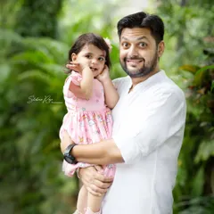 The playful expressions are what make family photos so memorable. This dad and daughter duo were having so much fun making silly faces for the camera.