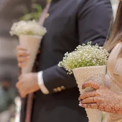 A close-up of the beautiful floral cones held by the couple, a small but elegant detail from their engagement ceremony.