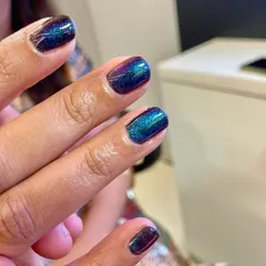 Another beautiful example of the 9D cat-eye effect. The deep, multi-tonal shimmer gives these short nails a mysterious and glamorous look.