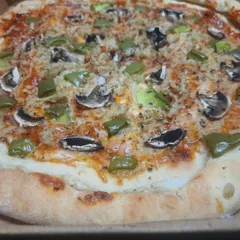Another delicious stuffed crust vegan pizza, this time with classic toppings of capsicum and mushrooms. The gluten-free base is soft, and the crust is full of gooey plant-based cheese.