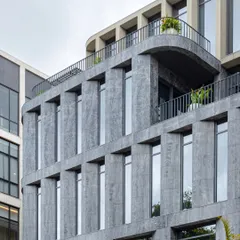 The Afyon Pavillion's facade features Afyon Grey marble and multiple balconies. These breakout areas offer employees access to fresh air and open space, enhancing both the building's functionality and its striking visual impact.