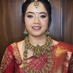 For this classic South Indian bridal look, I aimed for pure radiance. The makeup features soft, shimmering gold on the eyes and a warm, defined lip, all designed to complement the rich temple jewellery and the vibrant silk saree, ensuring the bride's natural beauty shines through.