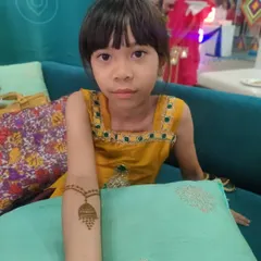 A matching jhumka design for the daughter! It's so fun to create coordinating mehendi for a mother-daughter duo. This cute design is perfect for kids.