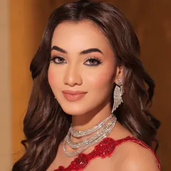 A close-up on the dramatic makeup and the cascading diamond earrings that complete this glamorous red-carpet look.