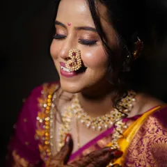 A close up on the details that matter. For this bride, I focused on a soft glam eye with a hint of shimmer and a perfectly blended skin finish that looks and feels natural. The look is completed with a traditional pearl nath, embodying the grace of a classic Marathi bride.