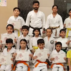 The smiles of achievement are the greatest reward. I am incredibly proud to stand with this group of dedicated young students after their successful belt grading, each holding an internationally recognized certificate of their progress.