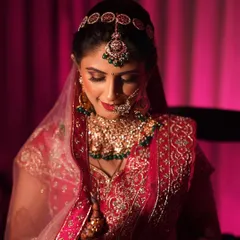 A closer look at the intricate details of this classic bridal makeup. I focused on creating a soft glam eye with a bold red lip, enhancing her natural features to ensure she looked and felt absolutely stunning.