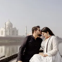 An intimate moment on a boat with the Taj Mahal softly reflected in the Yamuna river. This is the kind of iconic, romantic destination shot I love to create, capturing a classic symbol of love in a unique and personal way.