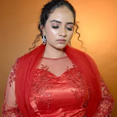 I demonstrated this glossy, waterproof makeup look for my Probatch 34 students. This technique is essential for creating modern reception and party looks that last all night.