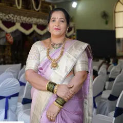 A full view of this elegant makeover. The soft lavender saree, classic jewellery, and understated makeup came together to create a look of pure grace.