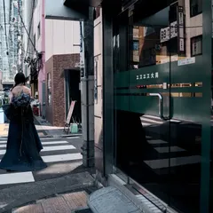 A candid moment on a Tokyo crosswalk. The model is walking away, but the reflection in the glass door adds another dimension. I look for these details, the strange shadows and reflections that make a simple shot more complex.