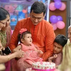 The whole family gathers around for the cake cutting ceremony. I capture both the main event and the loving reactions of all the guests.
