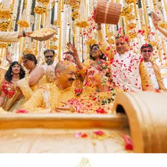 The 'phoolon ki holi' is a highlight of any Haldi. This moment of pure joy and celebration was a beautiful part of this cross-cultural destination wedding.