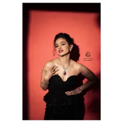 A classic Hollywood red carpet look created for my professional makeup course. This style, with its bold red lip and sophisticated updo, is essential for any artist working with celebrity or event clients.