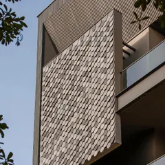 Unveiling the intricate details of our latest builder floor project in Gurugram. This shot highlights the fish-scale-like shingles, creating a unique texture and pattern on the facade.