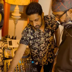 Every student gets my full attention. In this shot, we are deep in a practical session, breaking down the nuances of a mix on the Pioneer controller.