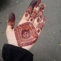 A throwback to a design from three years ago. The stain is a gorgeous deep red, showing the quality of the organic henna in this simple, square-shaped Gulf-style design.