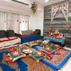 Here is a full view of a traditional Gujarati Lagan Lakhwanu ceremony I designed. The setup includes authentic low bajot seating for the family, a beautiful embroidered toran framing the puja area, and a rich blue carpet that brings the whole space together. It’s all about creating an authentic and memorable experience for these important family rituals.