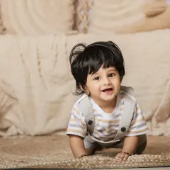 A big, happy smile from a crawling baby on our jute rug. The boho theme is perfect for capturing natural and simple moments.
