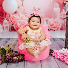 Another beautiful moment from the pink floral session. Here, I incorporated different props like a vintage-style gramophone and floor lanterns to add variety and charm to the birthday gallery.