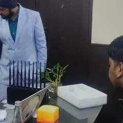 Here you can see a client from Bangalore visiting our Delhi office to purchase a high-power mobile signal jammer. We provide in-person demonstrations to ensure you get the right product for your needs.
