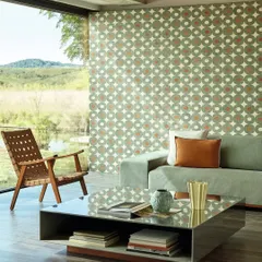 The Merida collection from Élitis elevates raffia to a sculptural language. Assembled like a geometric puzzle, this handwoven symphony of form and texture captures the bold pulse of contemporary design with an artisanal soul.