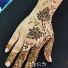 A stunning Arabic-style floral vine that sweeps across the back of the hand. The use of bold, filled-in lotus flowers creates a striking contrast, making this a standout design for any wedding party member.