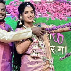 A joyful moment from a traditional Maharashtrian baby shower ceremony. The makeup is designed to be picture-perfect from every angle, ensuring the mom-to-be looks and feels her best throughout the event.