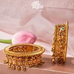The Arri Cutting Edge Kada, a bold statement in modern craftsmanship. This architectural design in 22ct gold features intricate floral and geometric patterns, perfect for the woman who sets her own trends.