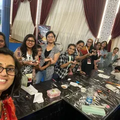 Look at all these happy faces from my "Make it & Take it" session at Cakeology! It was so much fun teaching everyone how to make a little fawn figurine.