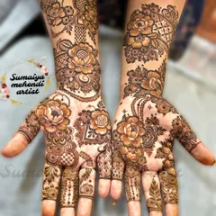 A beautiful floral henna design with a mix of large and small flowers. The negative space around the flowers on the palm really makes them stand out.