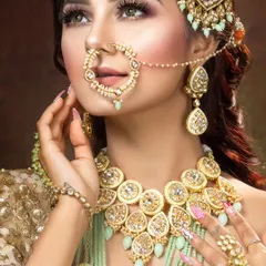 A close-up look at the details I love to create. This custom Polki set features mint green bead accents, a statement nath, and an intricate matha patti, designed to be photogenic from every angle.