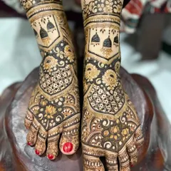 I love adding personal touches to your bridal mehendi. For this design, I incorporated delicate jhumka (earring) motifs into the foot henna, blending them with classic floral and net patterns for a unique and meaningful look.