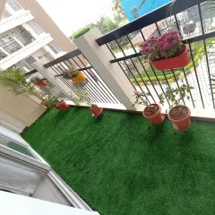 This is the same balcony viewed from a different angle, showing the seamless coverage of the artificial turf. It creates a clean and uniform look across the entire space.
