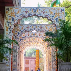We make first impressions unforgettable. This grand, hand-painted Mughal archway, inspired by the timeless architecture of Old Delhi, served as a spectacular entrance for a vibrant brunch celebration.